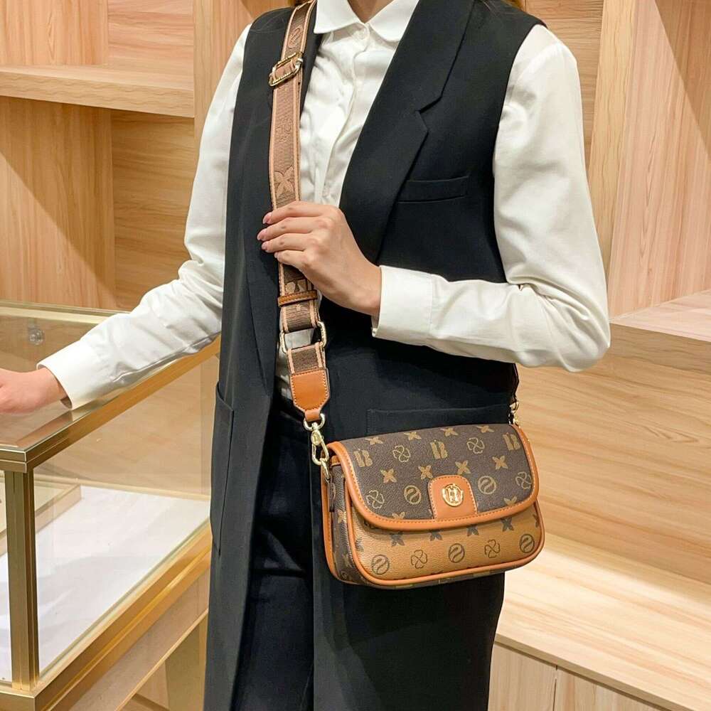 2025 Summer New High-End Versatile Middle-Aged Women's Wide Strap Single Shoulder Crossbody Small Square Bag