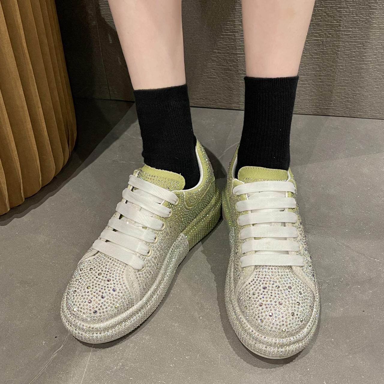 Luxury Women's Flat Casual Sports Shoes with Water Diamond Thick Bottom Mixed Color Women's Shoes Shining Designer Trendy Shoes New Fashion 