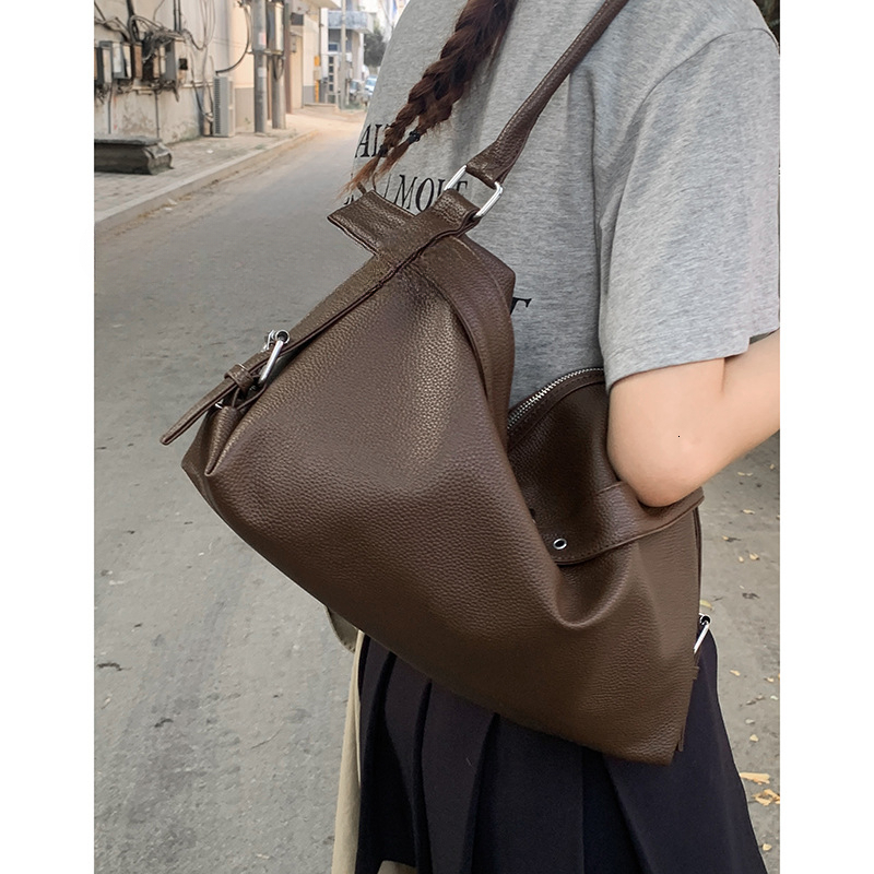 2025 autumn new retro handbag with large capacity, niche design, fashionable and simple crossbody bag, designer shoulder bag
