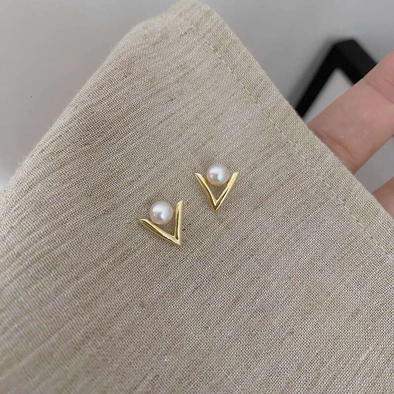 2025 New S999 Pure Silver Needle Triangle Freshwater Pearl Earrings - Clip-On Style for Non-Pierced Ears, Fashion OL Commute Design (Earring/Ear Clip)