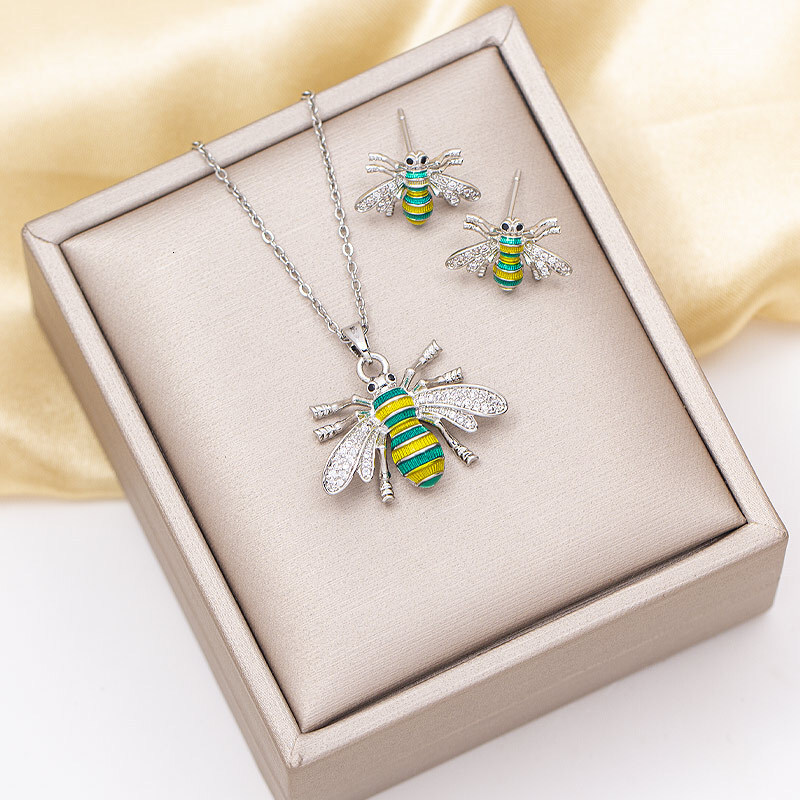 Necklace for Women Animal Titanium Steel Fashion Versatile Electroplated Pendant Niche Design Bee High-end Clavicle Chain