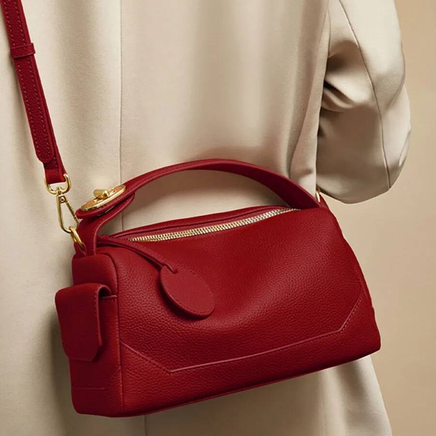 Vintage Red Pillow Women's 2025 New Niche Designer Single Shoulder Crossbody Bag Premium Hundred Commuter Tote Bags