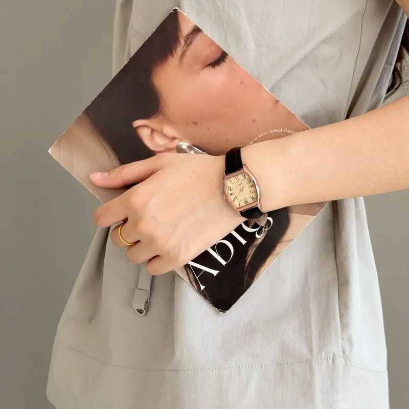 Wen Retro PU Leather Strap Watches Qualities Ladies Alloy Wristwatches Korean Fashion Brand Fashionable Brown Relogio Feminino X250904