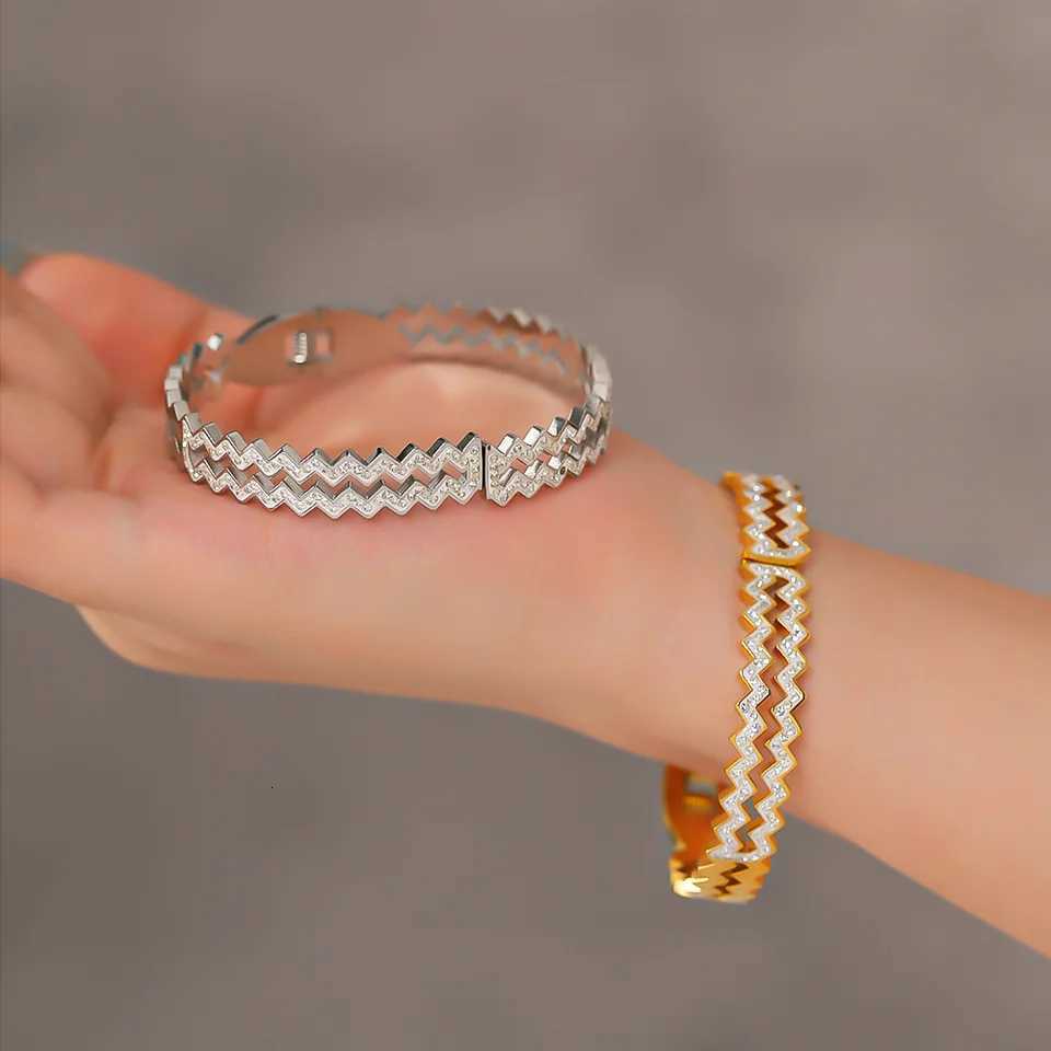 Non Fading Serrated Pattern Inlaid With Artificial Zircon Stainless Steel Bracelet Wens Exquisite Hand Accessories Y250904