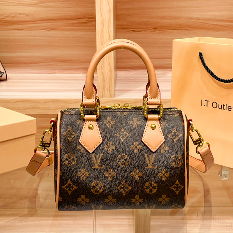 202510AHigh Quality Designer Bags Fashion Shoulder Bag Handbags Leather Women's Flap Tote Bag Versatile Commuter Crossbody Baguette bag