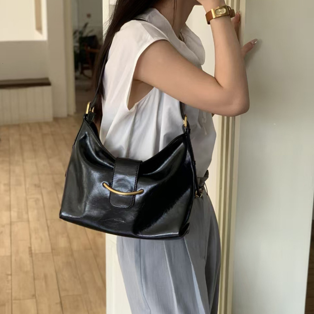 Black Women s Armpit Bag New Elegant Large Capacity High end Feeling Commuting Women s Shoulder Bag Autumn New Designer Bag