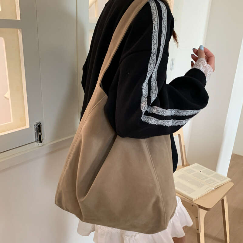 202 Early Autumn New Niche Design Single Shoulder Woolen Fabric Tote Trendy Personality Simple Women's Bag