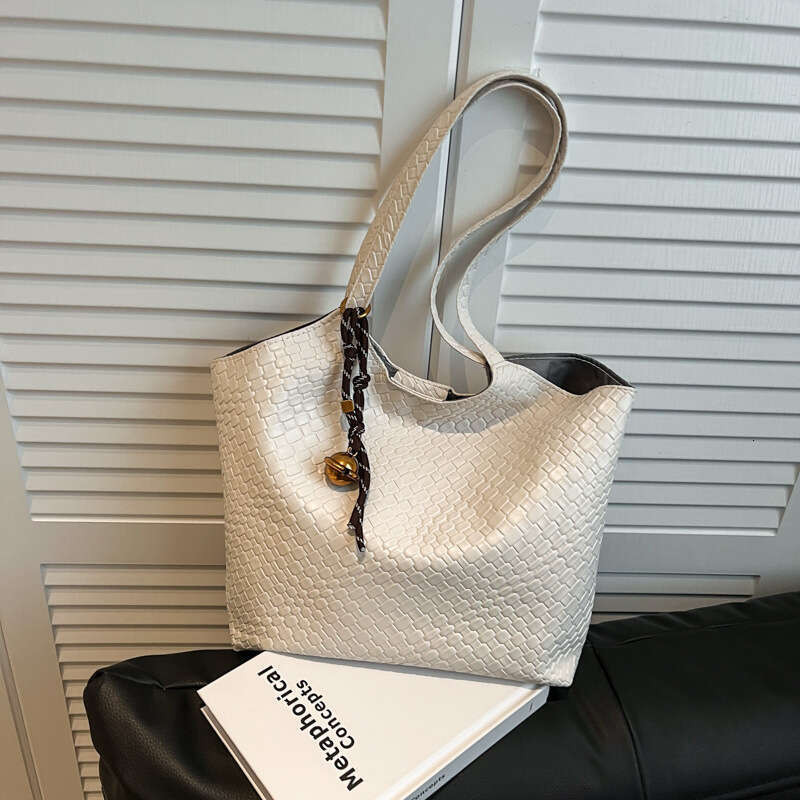 Women's Large Capacity Shoulder 2025 Summer New Versatile Commuter Underarm Trendy Tote Bag This Year