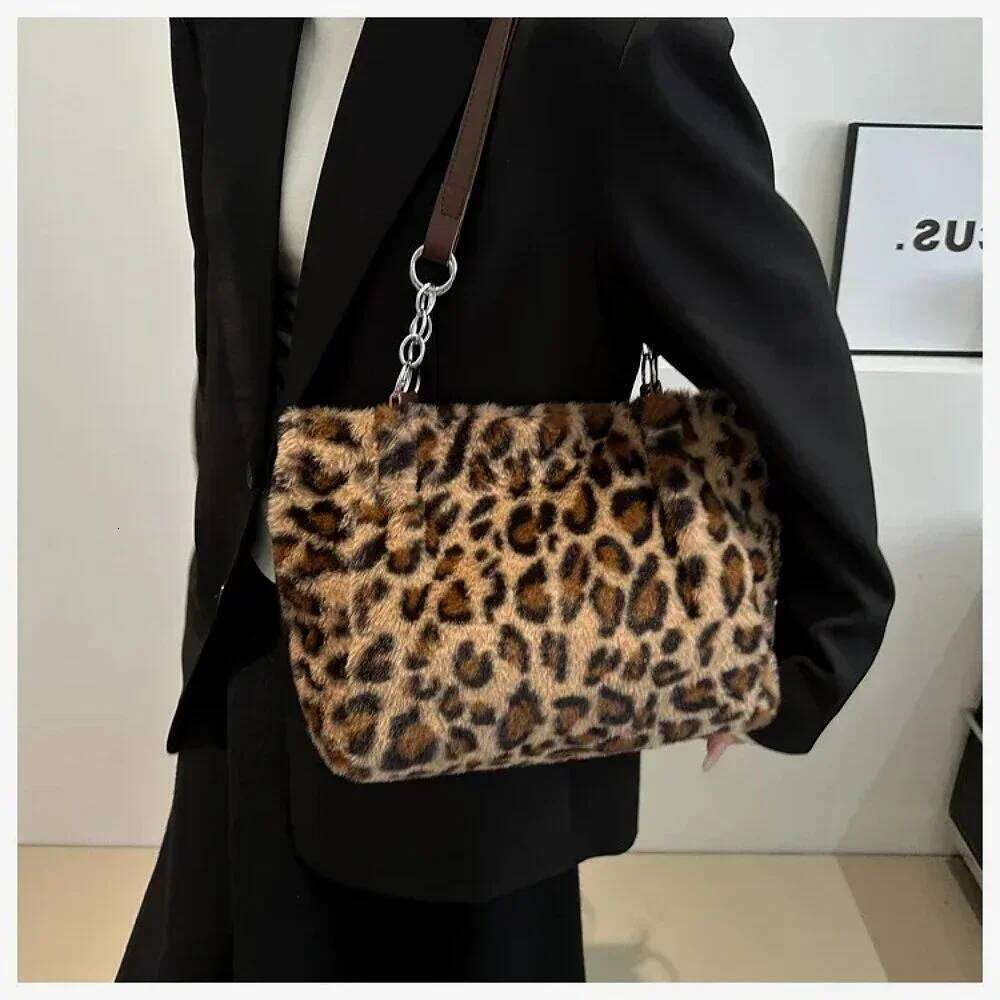 Winter Fashion Leopard Print Plush Women's Bags Are Versatile Casual Trendy Premium Texture Large Capacity Shoulder Handbag