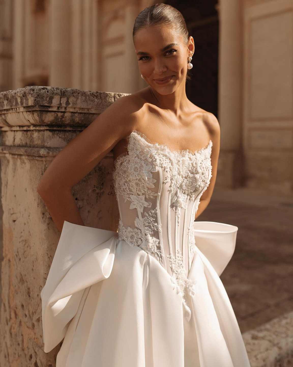 Gorgeous A Line Wedding Dresses Dubai Appliques Strapless Neck Bridal Dress Customized Lace Up Back Robe De Mariee
