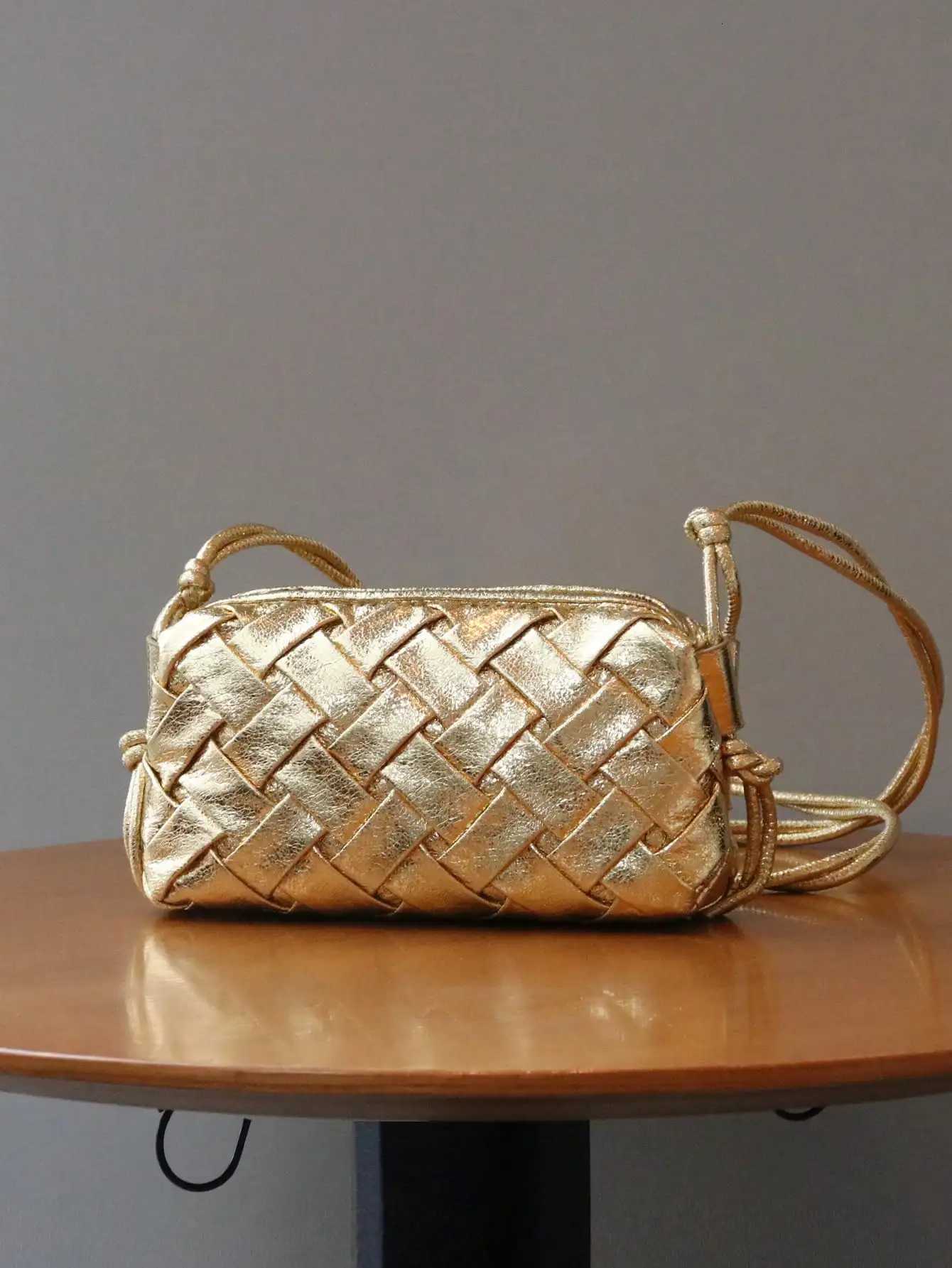 2024 new woven handbag fashion trend burst crack gold woven embossed shoulder slung bag Joker mini mobile phone bag shoulder str Z250903