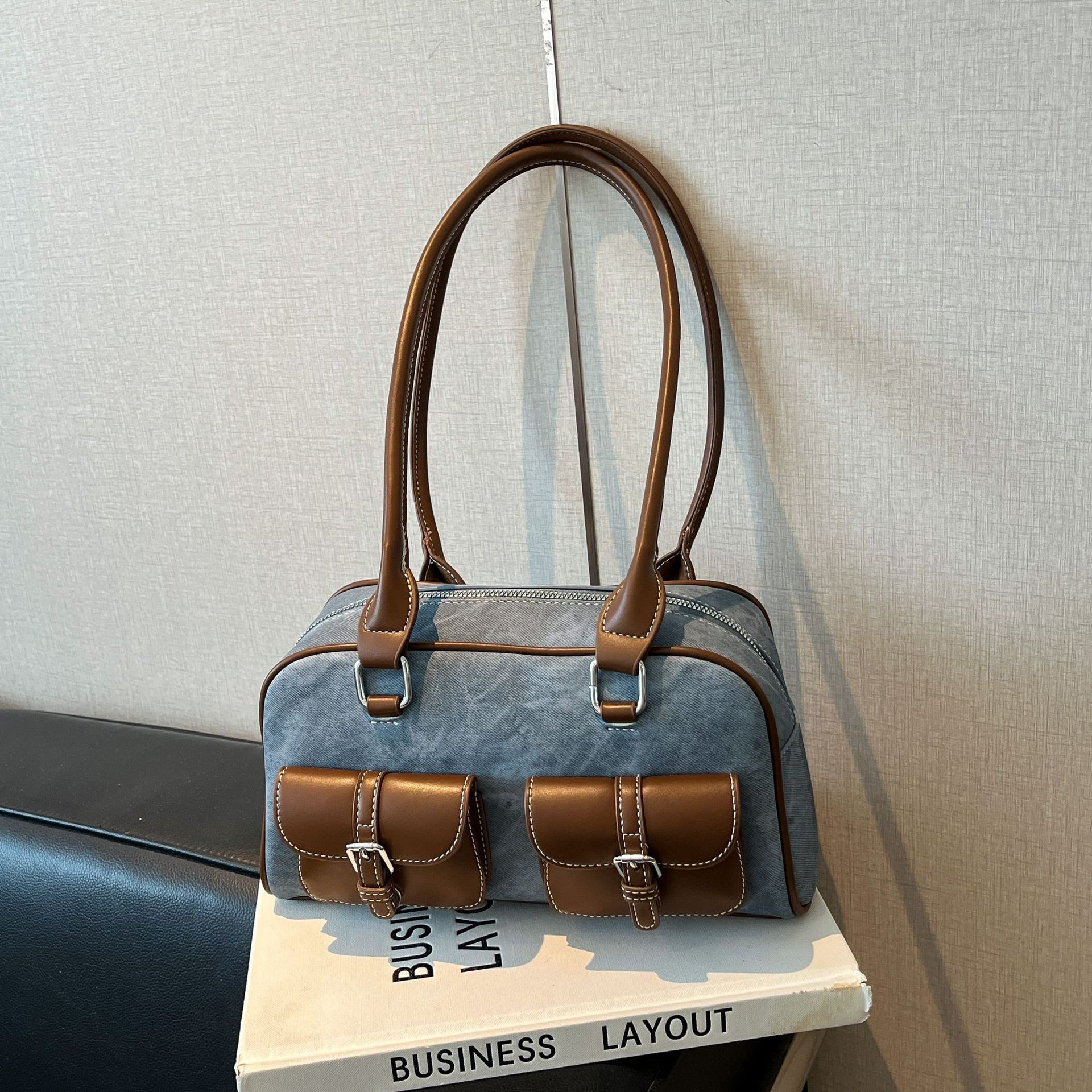 2025 fashion Designer For Womens Shoulder Bags White Brown Black New Versatile And Fashionable Teddy Bear Graffiti Tote Bag