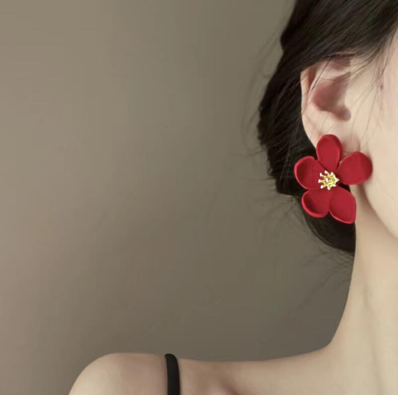 Designer Luxury Free Shipping New Retro French Flower Earrings Exaggerated Light Luxury High-end Design Fairy Temperament Stud Earrings Wholesale