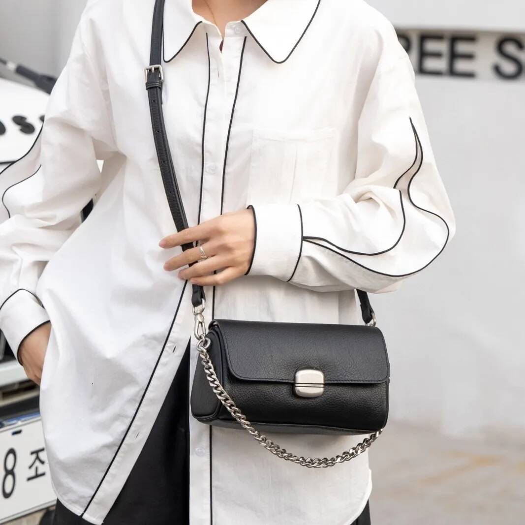 Supple Genuine Leather Women's Barrel Crossbody - Commuter-Friendly Small Chain Strap Shoulder Bag for Everyday Chic