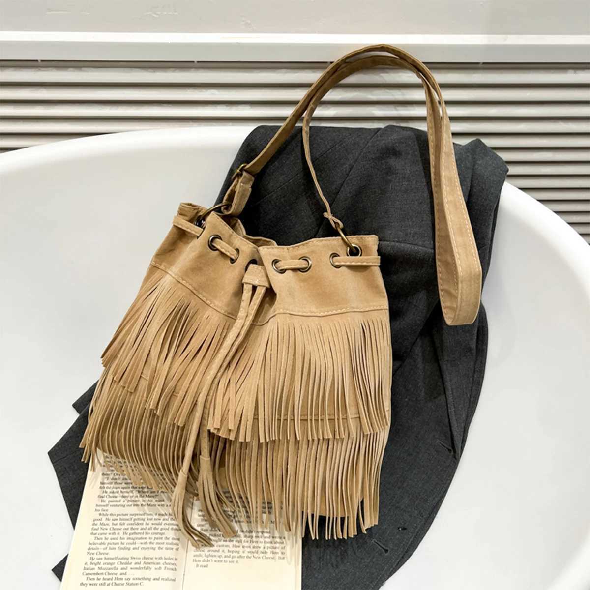 Women Tassel Decoration Bucket Bag Quilted Lint Handbag with Drawstring Magnetic Closure for Daily Essentials Shoulder Bag Z250903