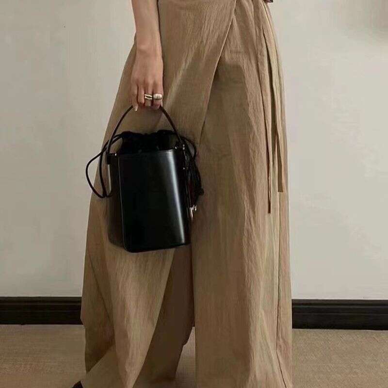 Autumn And Winter New Niche Design Bucket Shoulder Strap Diagonal Cross Bag, Light , High-End Design, Women's Bun