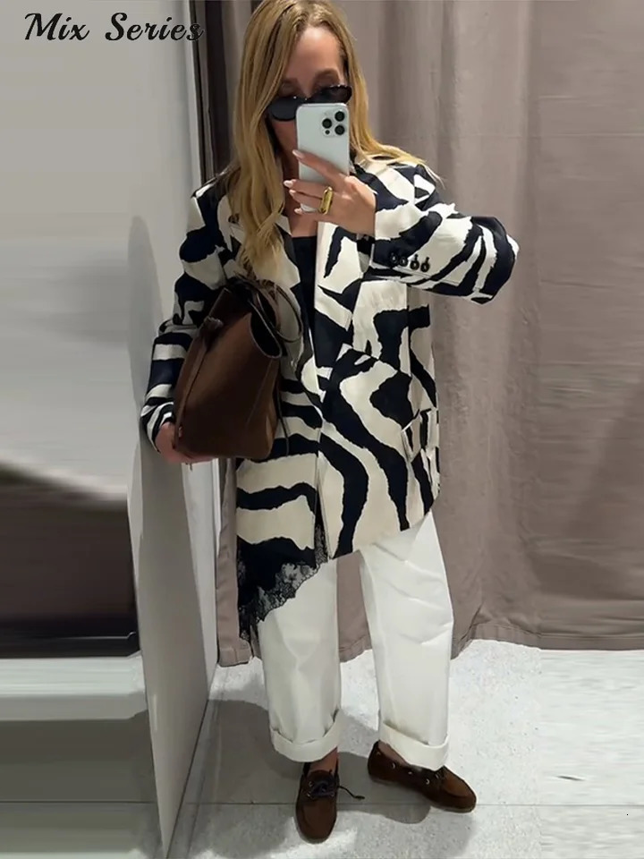 Fashion Zebra Stripes Coats Women Turndown Collar Loose Long Sleeve Pockets Blazer 2025 Autumn Lady Vintage Casual Outwear 250905