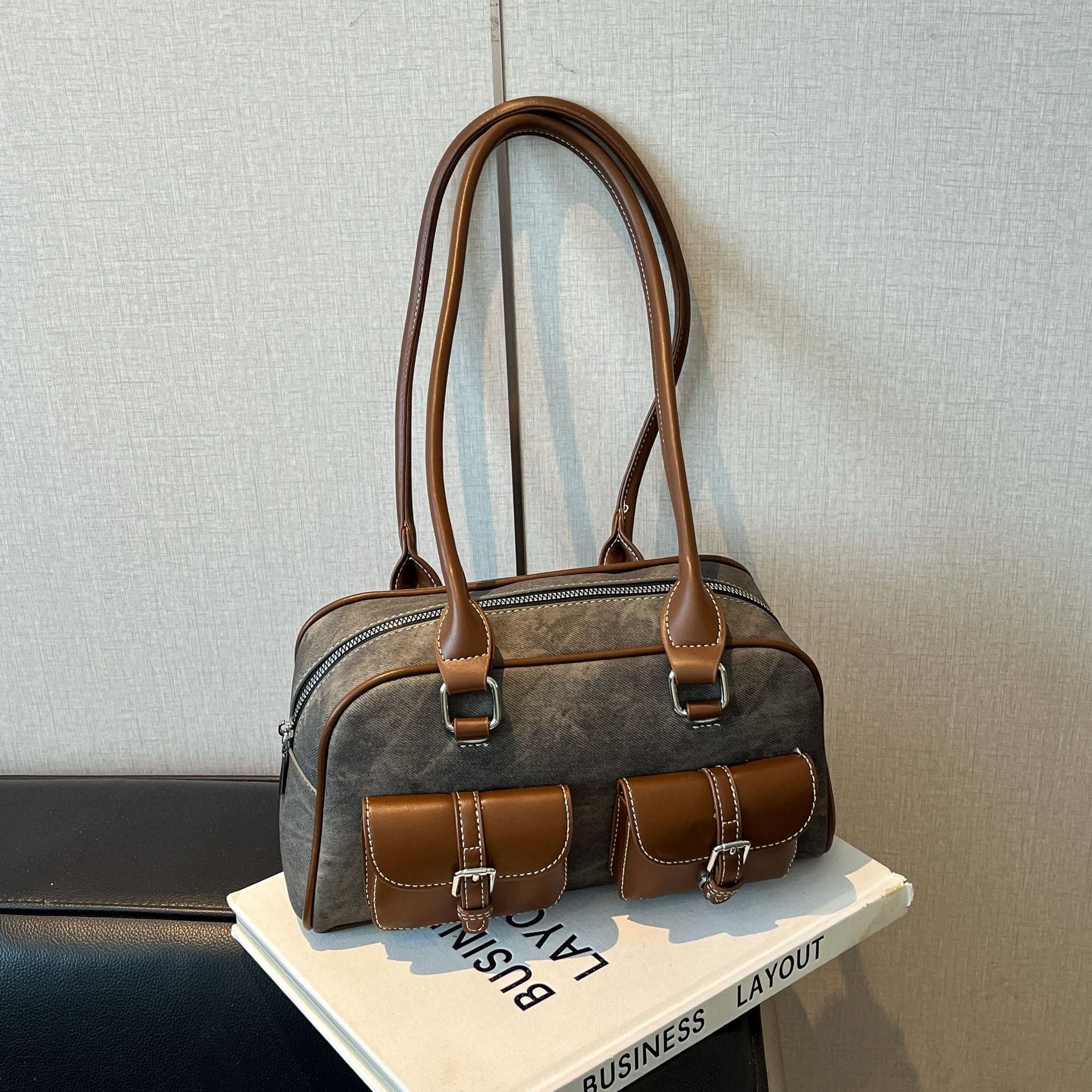 2025 fashion Designer For Womens Shoulder Bags White Brown Black New Versatile And Fashionable Teddy Bear Graffiti Tote Bag