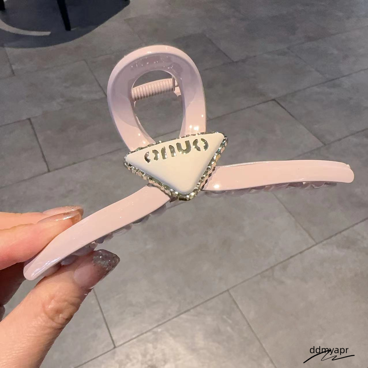 French Style Inverted Triangle Letter Jelly Color Claw ddmyday Women Internet Celebrity High-End Back Of Head Shark Clip Hair Accessory 250711