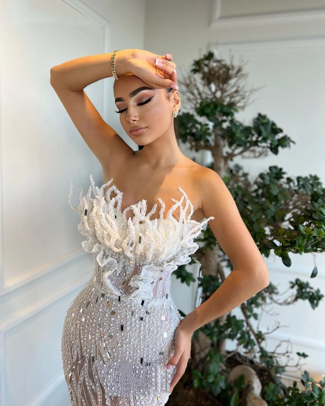 Luxurious Evening Dresses Sequins Pearls Appliques Gown Strapless Sleeveless Sweep Train Dress Party Customized Dress