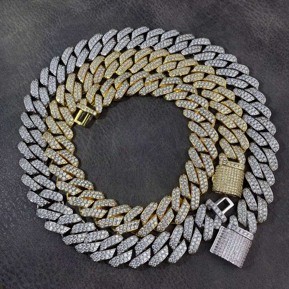 Smooth and elegant hip-hop jewelry. Sophisticated Cuban chain necklaces. Suitable for both men and women.