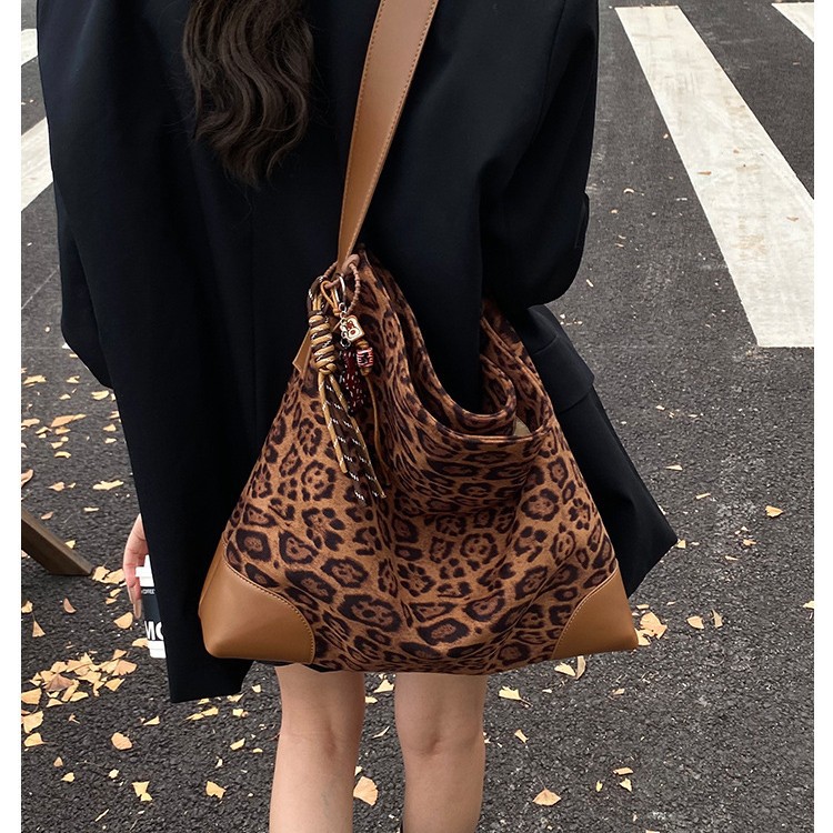 Hot free shipping designer bags for womens shoulder bags black brown Large capacity tote bag womens new fashionable and versatile shoulder bag