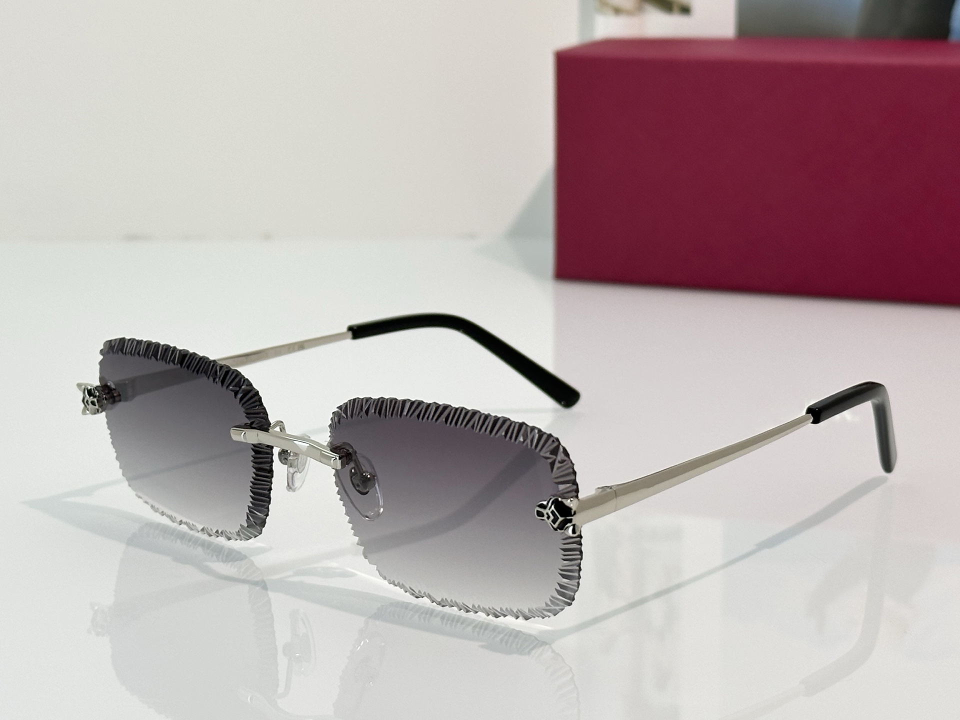 Sunglasses For Men Women Summer 0831 Popular Designer Stylish Outdoor Catwalk Leisure Style Anti-Ultraviolet UV400 Plate Sawtooth Frameless Glasses Random Box