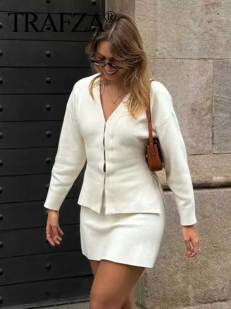 TRAFZA Women Elegant Knitted Coats Fashion Burgundy Red Vneck Slim Cardigan Autumn Office Lady Chic Solid Long Sleeve Outerwear Z250905