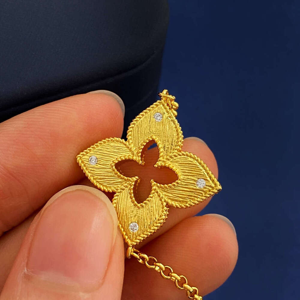 RC Dia-Shaped Four-Leaf Inlaid with Small White Dias Brushed Metal Hollow Filigree Carved Single Flower Bracelet