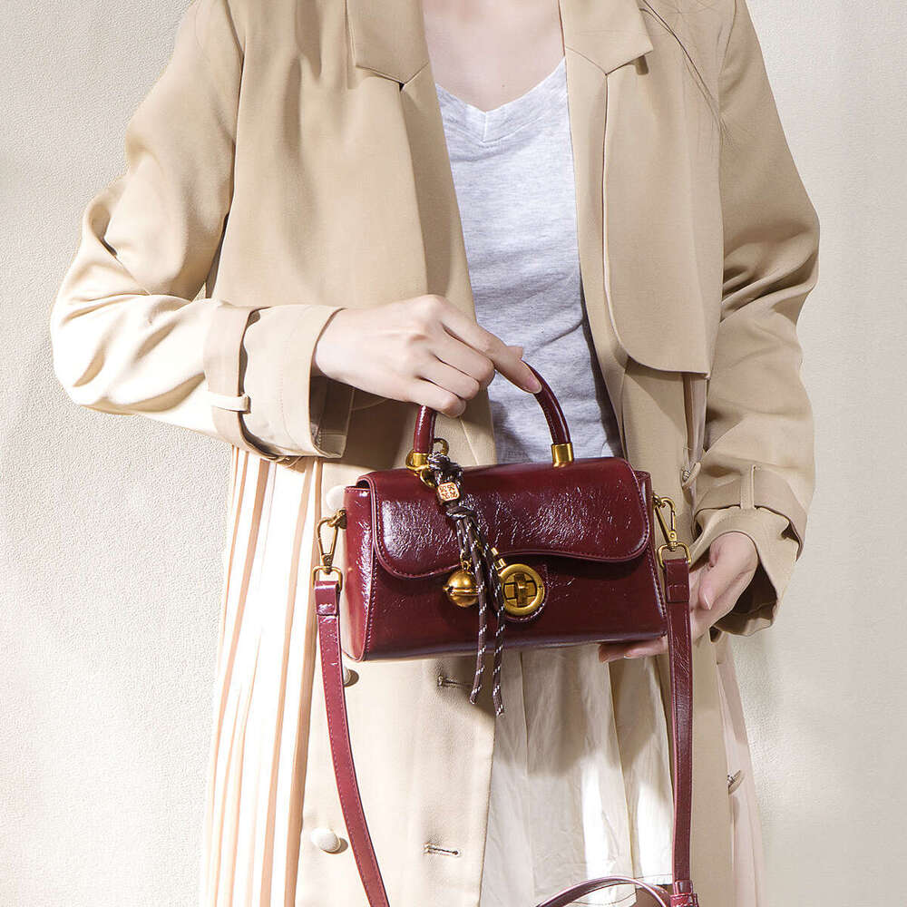 Light Luxury Oil Leather Handheld Small Square for Women 2025 Winter New Fashion Lock Buckle Shoulder High-end Crossbody Bag