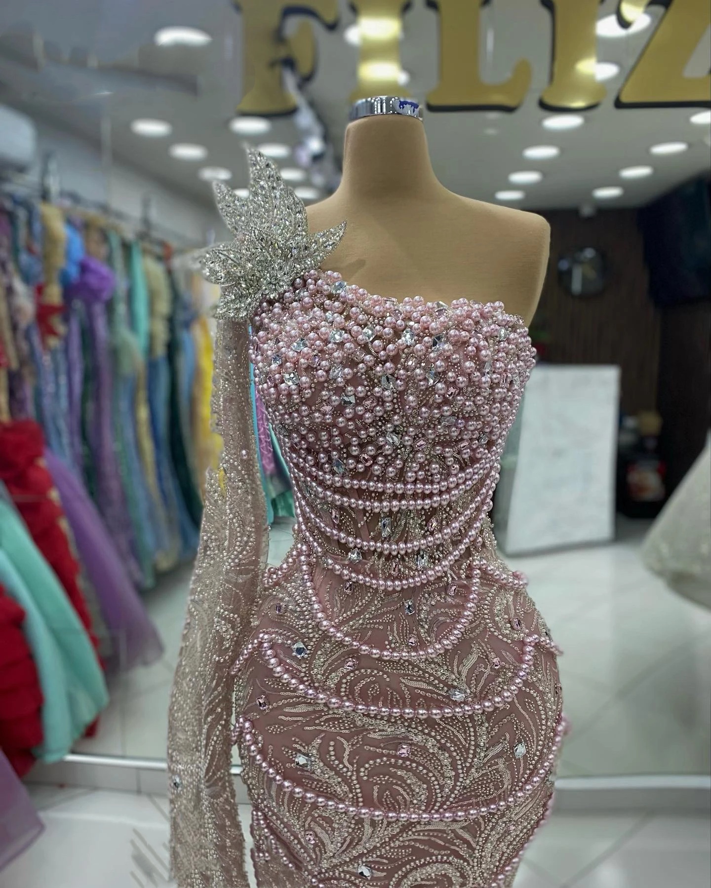 Gorgeous Evening Dresses Sequins Pearls Appliques Gown One Shoulder Sleeveless Sweep Train Dress Party Customized Dress