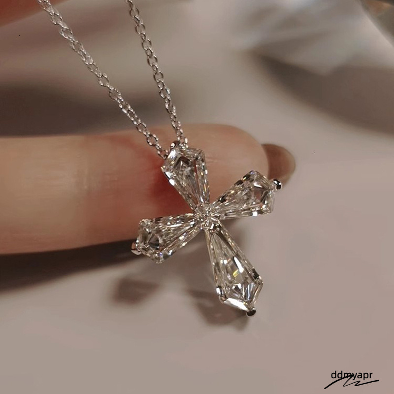 Ins Top Sell Elegant Cross Pendant Simple Fashion Jewelry Sterling Sier Crystal 5A Cubic Zircon Dia Gemstones Party Eternity Women Clavicle Necklace d