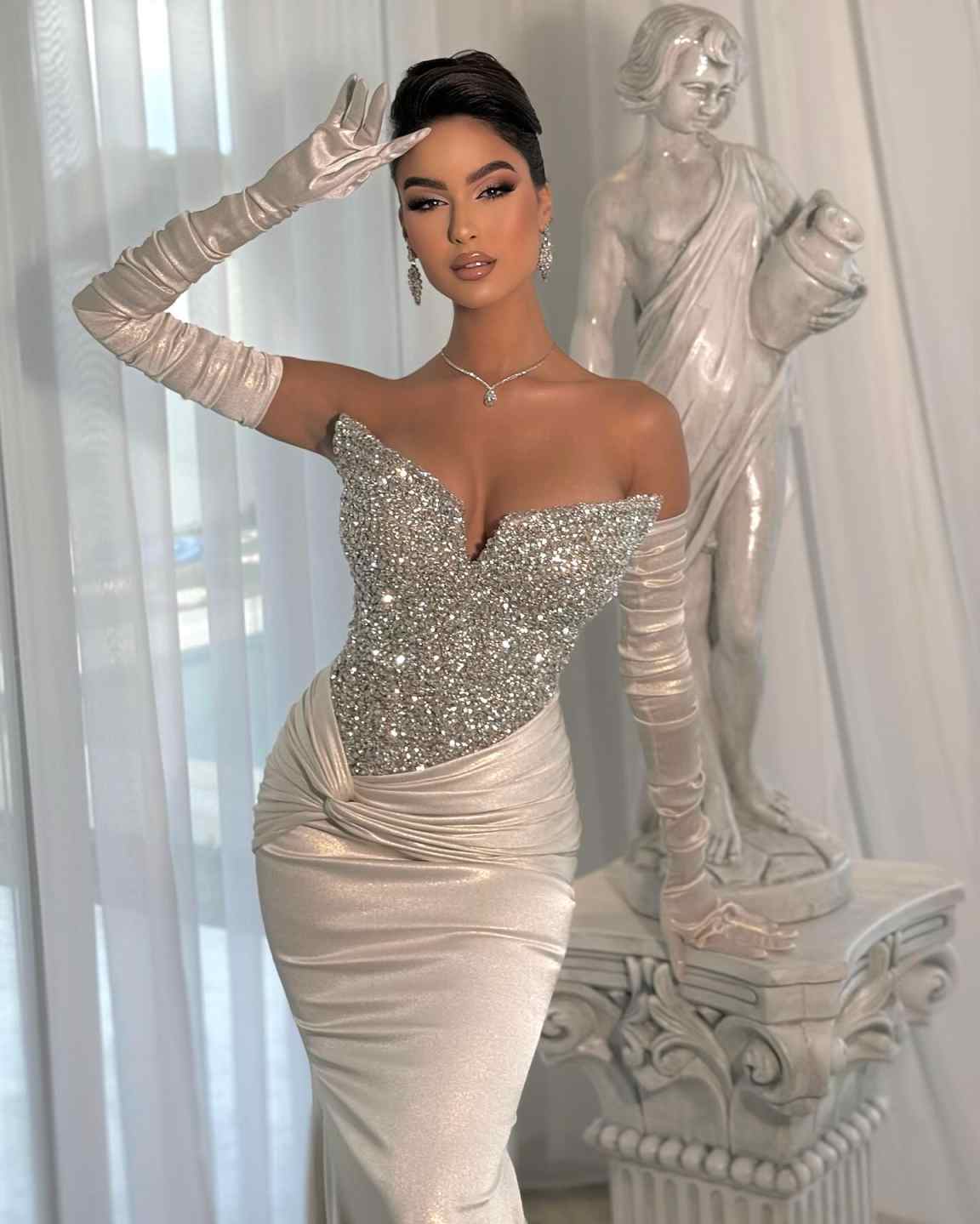 Modern Strapless Crystal Evening Dresses Customized Sexy Beading Velvet Prom Dress Sleeveless Party Gown