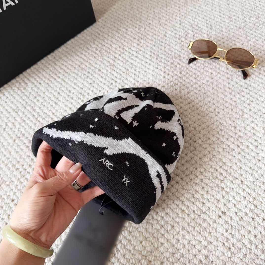 High quality Pink/Red beanie hats American fashion arc luxury designer knitted hat beach hat winter hat