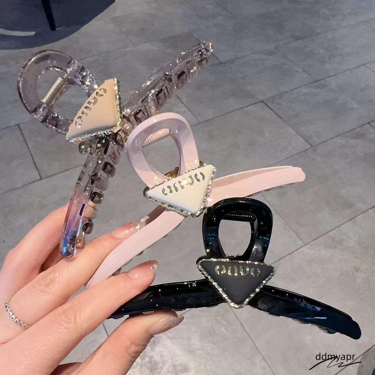 French Style Inverted Triangle Letter Jelly Color Claw ddmyday Women Internet Celebrity High-End Back Of Head Shark Clip Hair Accessory 250711