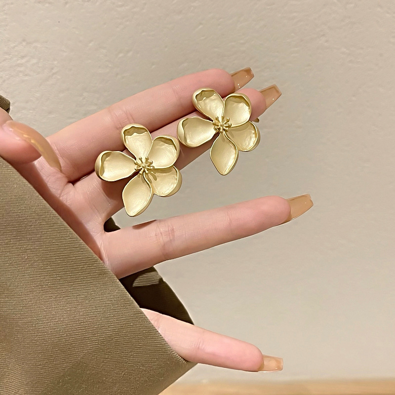 Designer Luxury Free Shipping New Retro French Flower Earrings Exaggerated Light Luxury High-end Design Fairy Temperament Stud Earrings Wholesale