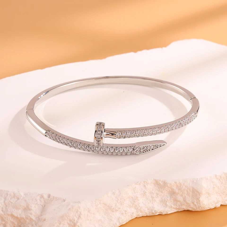 luxury Bracelet manchette en acier inoxydable pour femmes bijoux tendance classique en cuivre et Zirconium cadeau danniversaire S250905