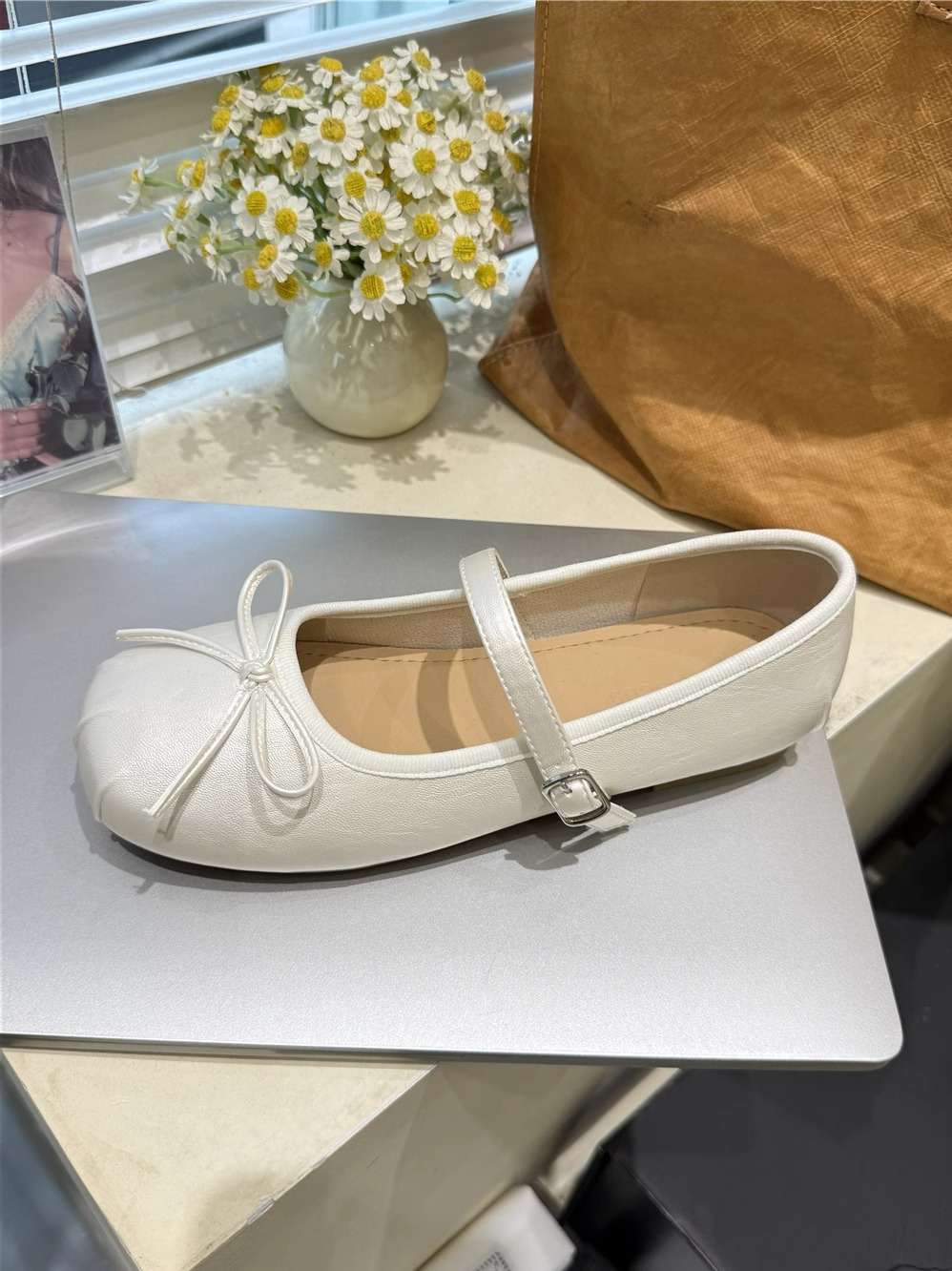 2025 new style French soft-soled ballet-style flat leather shoes to match skirts