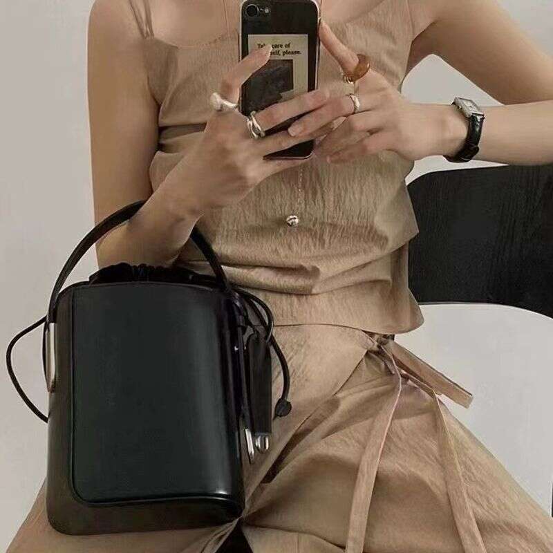 Autumn And Winter New Niche Design Bucket Shoulder Strap Diagonal Cross Bag, Light , High-End Design, Women's Bun