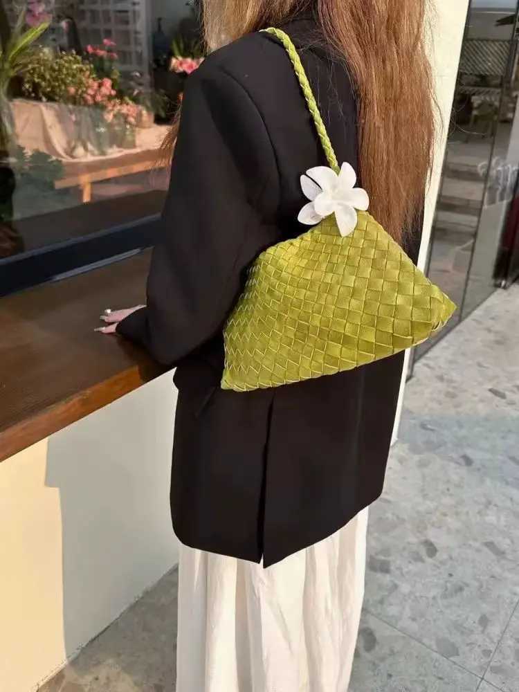 Summer new niche versatile handmade woven bag French vacation style single shoulder armpit bag Z250903