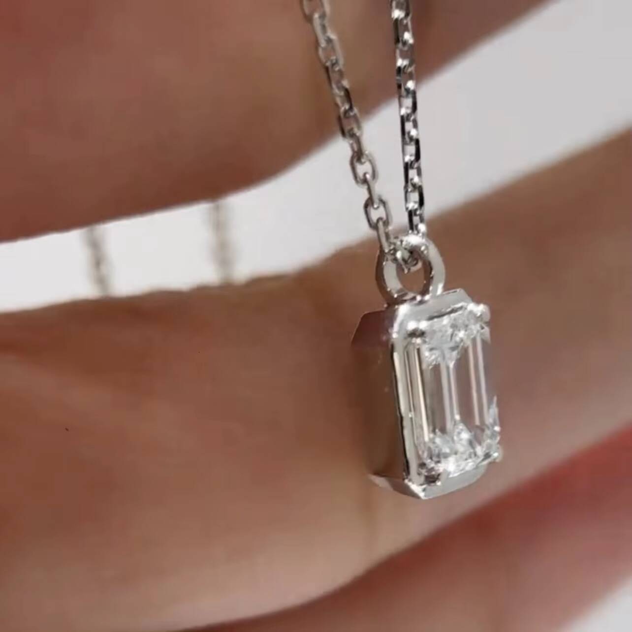 Luxury Design 18K White Gold Emerald Cut VVS1 DEF Lab Grown Diamond Pendant With Chain For Women