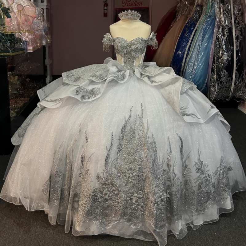 Silvery Shiny Quinceanera Dresses Off Shoulder Ball Gown Sweet 16 Dress Applique Lace Bow Tull Beads Birthday Party Vestidos 15 De Anos