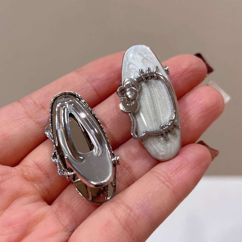 DHcollections 2025 Silver KT Cat Oval Pearl Hair Clip Cute Kitty Side Clip Bangs Clamp Sweet Cartoon Hair Accessory for Women