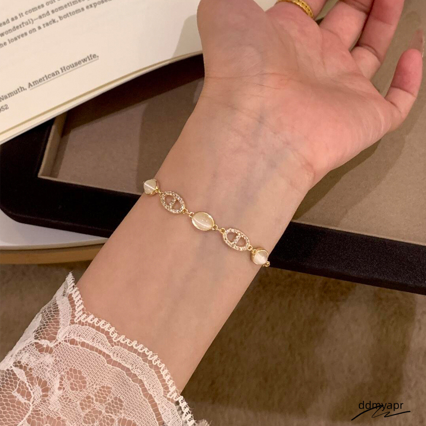 Zircon Oval Cat's Eye Stone Pig Nose Pendant ddmyday Palace Style Elegant Temperament Bracelet Light High-End Sense Jewelry