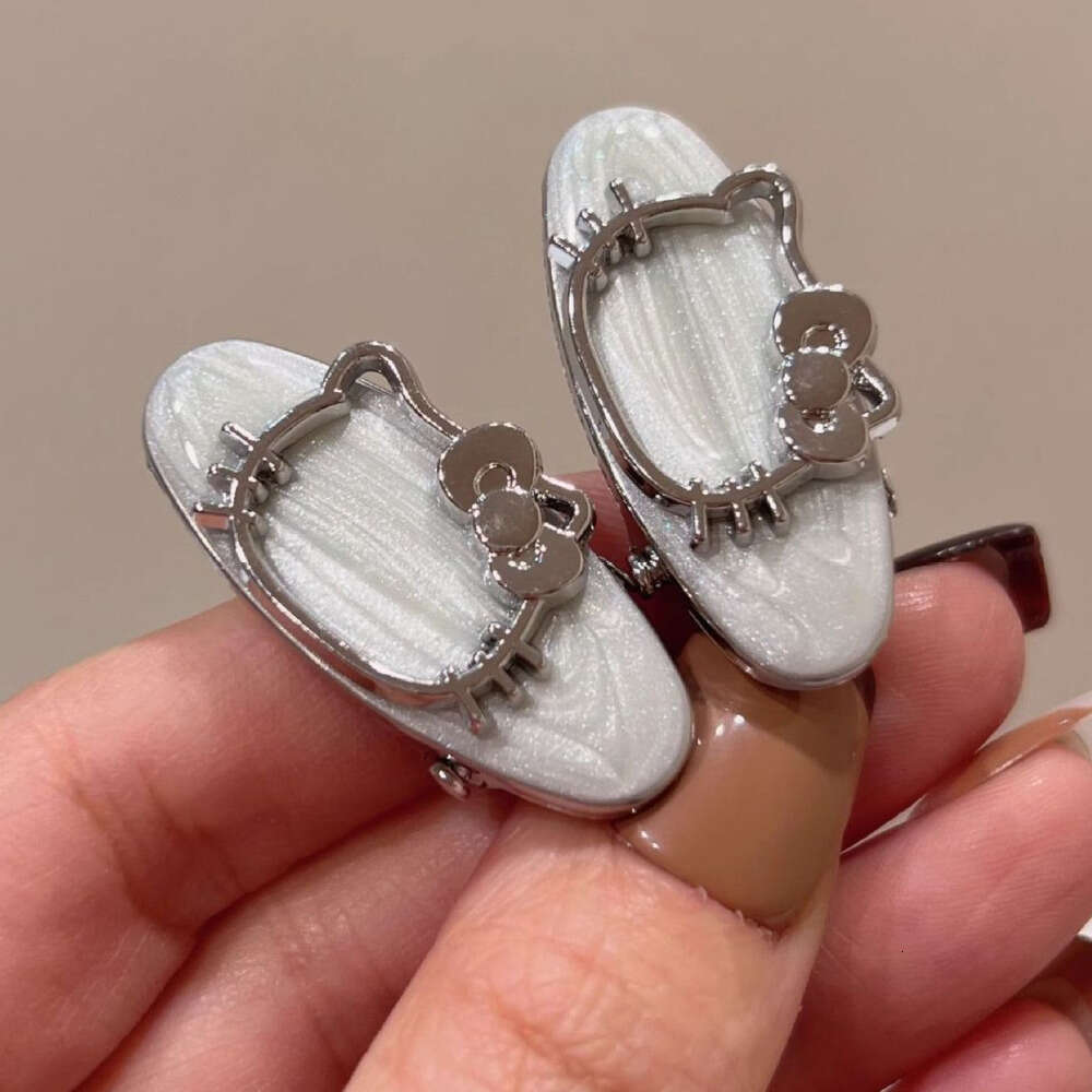 DHcollections 2025 Silver KT Cat Oval Pearl Hair Clip Cute Kitty Side Clip Bangs Clamp Sweet Cartoon Hair Accessory for Women
