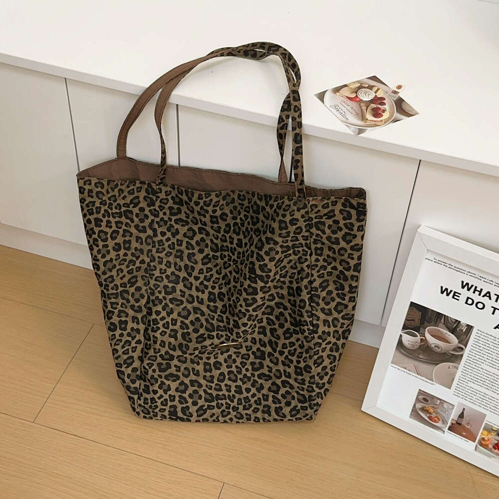 New Niche Design Leopard Print Single Shoulder for Women, Large Capacity Reversible Canvas Bag, High-Value Fashion Tote Bag