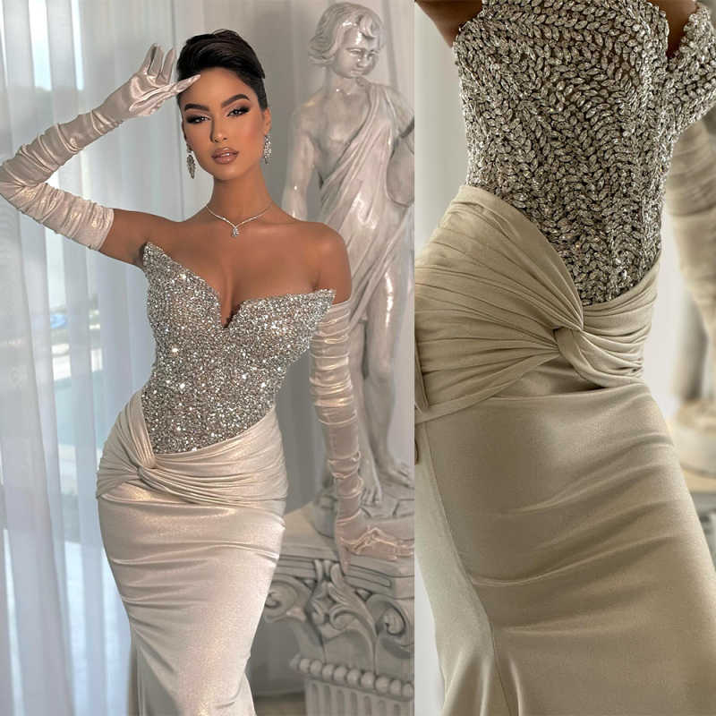 Modern Strapless Crystal Evening Dresses Customized Sexy Beading Velvet Prom Dress Sleeveless Party Gown