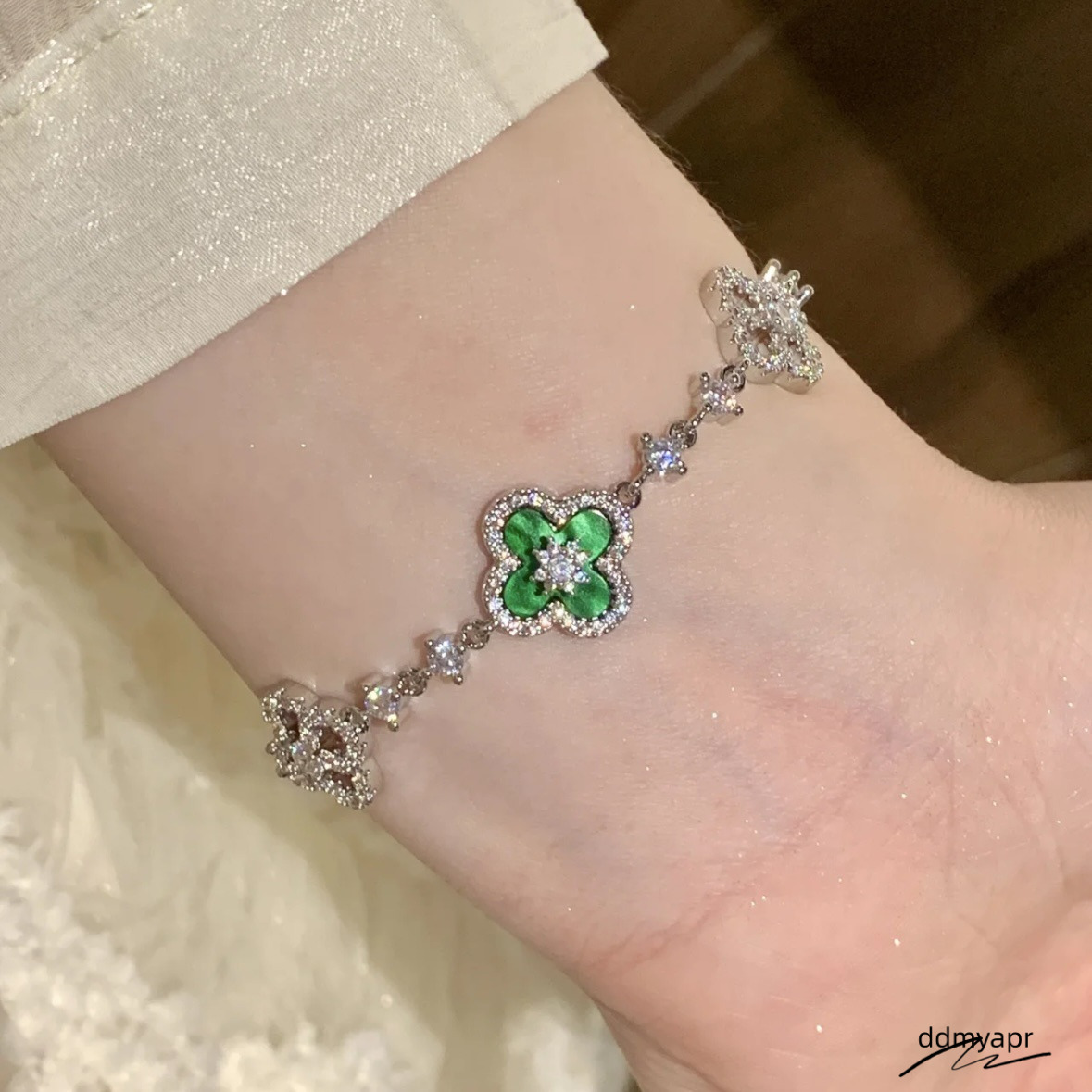 Zircon Rhombus Hollow Flower Light ddmyday High-End Elegant Bracelet Personality Exquisite Fashion Versatile Jewelry For Women