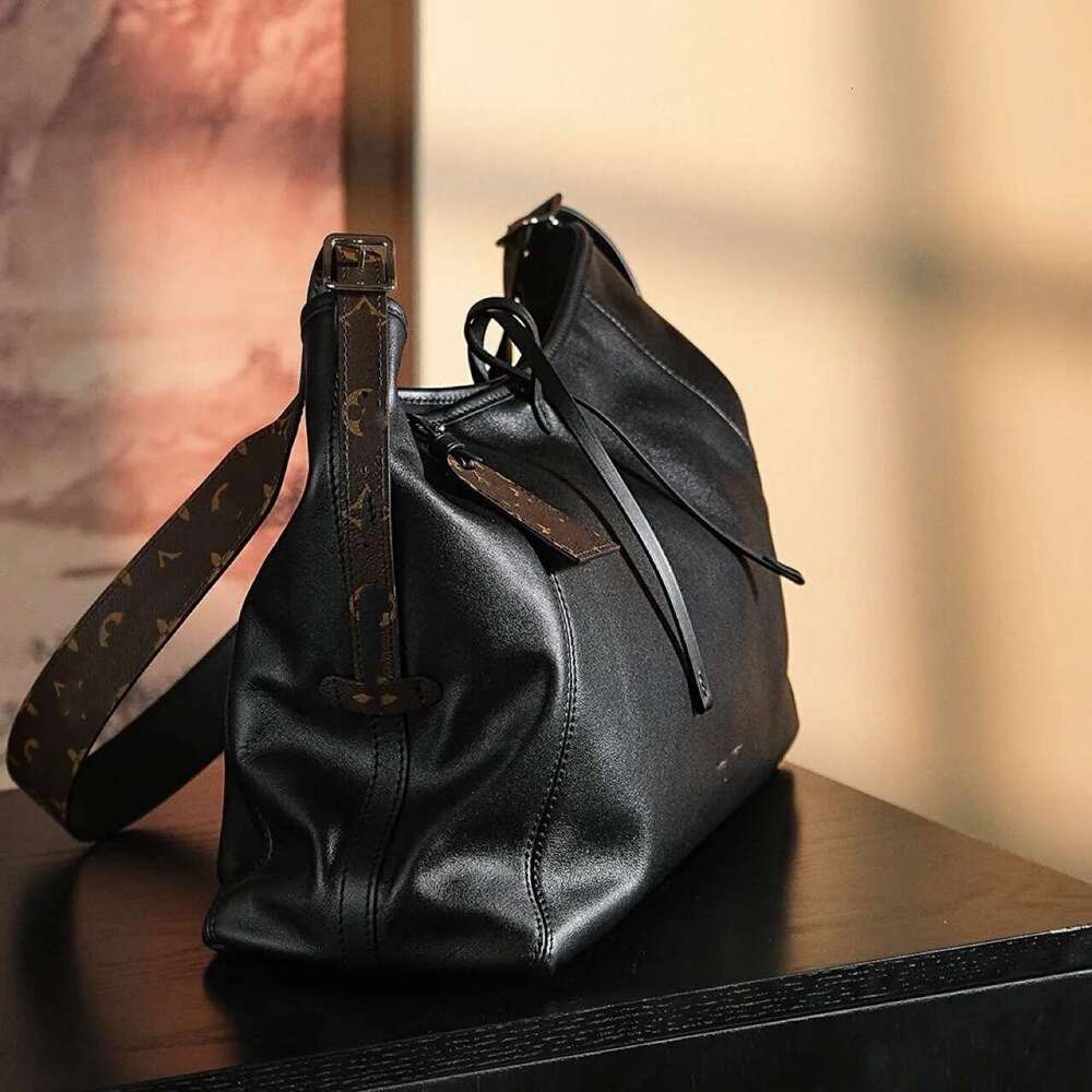 2025 New Large Capacity High-end Fashion Versatile Shoulder Tote Underarm Black Warrior Commuter Crossbody Women's Bag