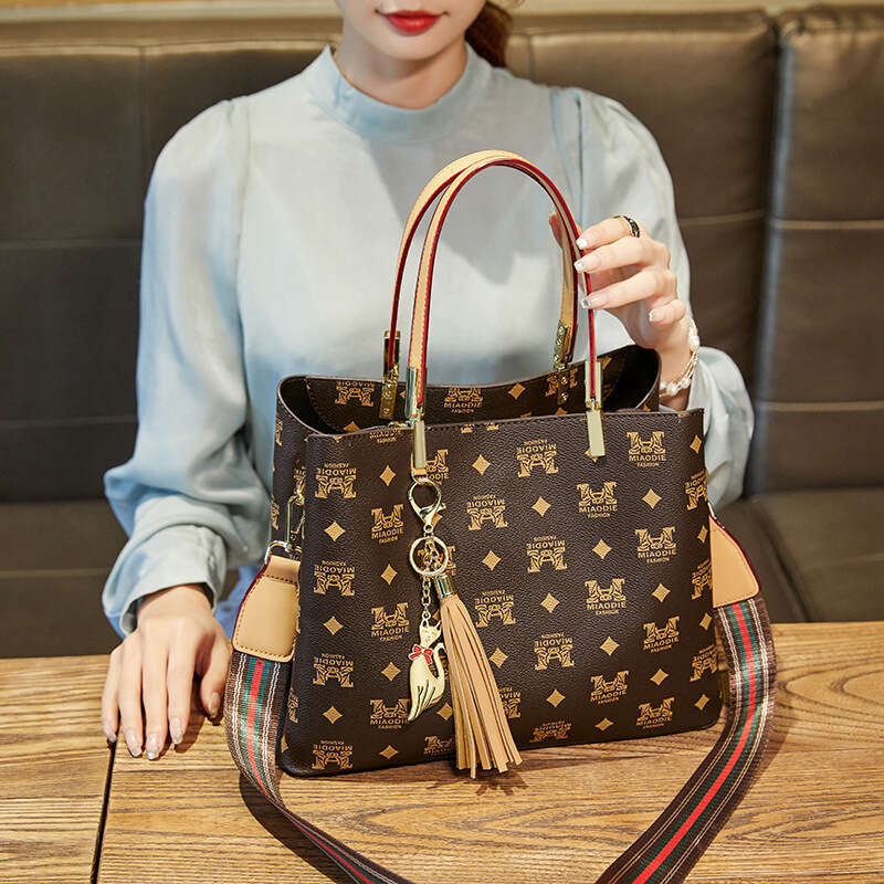 Elderly Women's Genuine Leather 2025 New Fashion Trendy Ladies Crossbody Shoulder Large Capacity Bucket Bag for Women